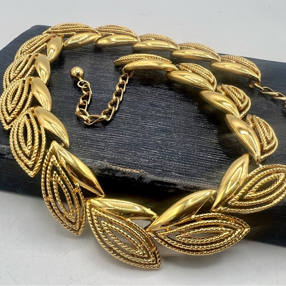 Vintage gold tone leafy cutout collar necklace choker 14” - 17” 1980s - Picture 7 of 8